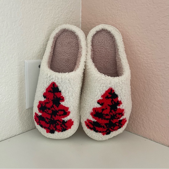 NWT Christmas Tree Pattern Fuzzy Slippers, Winter Warm Plush Non-Slip Slippers - Picture 2 of 7